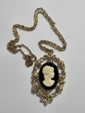 Vintage Judy Lee Plastic White Cameo Pendant Necklace Gold Tone 16 Inch